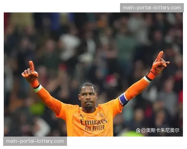 终场哨响,诺伊尔独自倚靠门柱凝望安联球场 终场哨响,诺伊尔独自倚靠门柱凝望安联球场