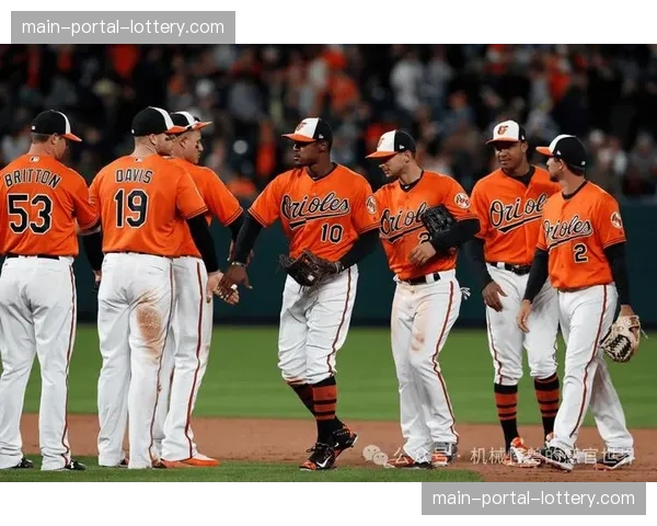 春训实时：金莺队头号新秀霍林比在防守中撞墙，因脑震荡保护程序退场