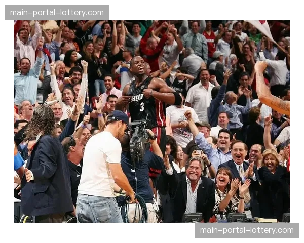 中场致敬：热火队为已故传奇球星韦德举办雕像揭幕一周年纪念活动