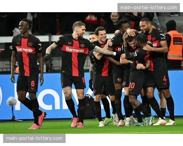 德甲战报：勒沃库森2-1逆转弗赖堡，赛季各项赛事36场不败创德国足坛新纪录。