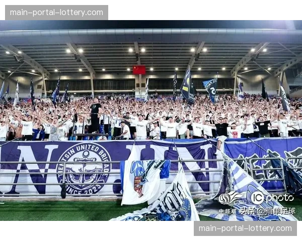 【2026年4月中超联赛·赛中·花絮温情一幕：天津津门虎球迷看台打出巨幅TIFO，致敬退役的老队长